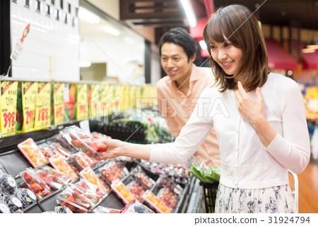 Shopping fruits at the supermarket Shopping fruits at the supermarket 31924794