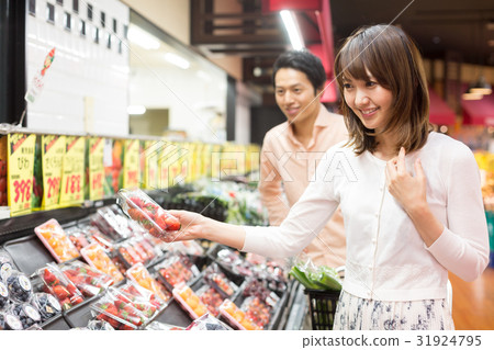 Shopping fruits at the supermarket Shopping fruits at the supermarket 31924795