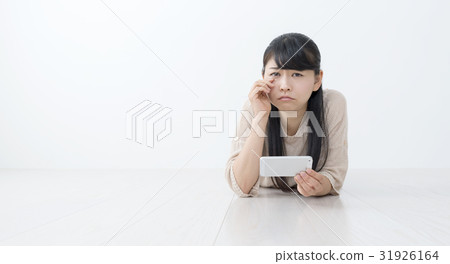 一個年輕女子躺在他的臉上，失去了她的笑容和淚水 31926164