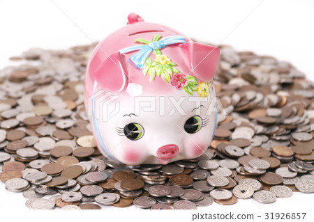 A piggy piggy bank and a group photo of Japanese yen coins 31926857