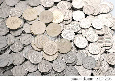 Group photo of 500 yen coin and 100 yen coin 31927050