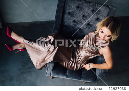 Portrait of a beautiful brunette woman Portrait of a beautiful brunette woman 31927088