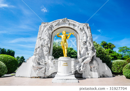 Johann Strauss statue 31927704