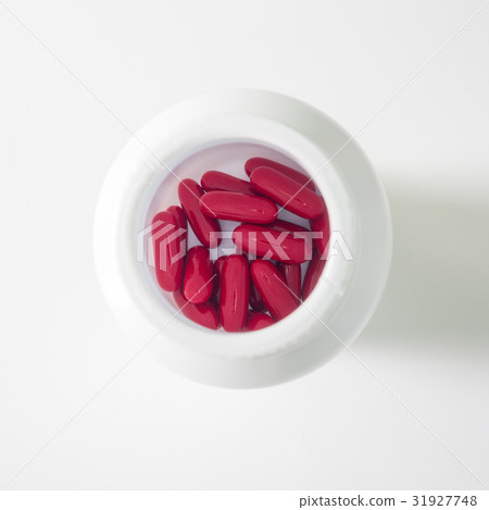 bottle pills on white background bottle pills on white background 31927748