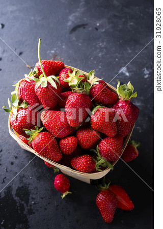 Fresh strawberries in a wooden crate 31928065