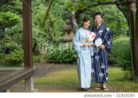 浴衣中間夫婦庭院日本式圖像 31928193