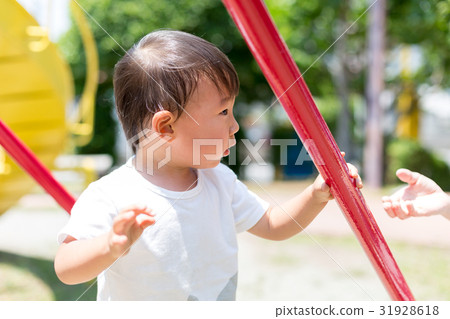 嬰兒在公園裡玩 嬰兒在公園裡玩 31928618