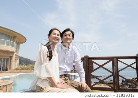 Senior couple travel 31929312