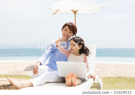 Seaside holiday parent and child 31929531