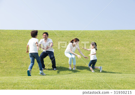 Parents run and embraces Parents run and embraces 31930215