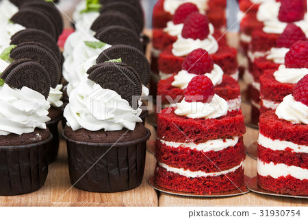 Delicious cupcakes with berries Delicious cupcakes with berries 31930754