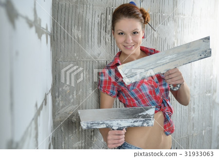 Young beautiful girl with pallets stay near the repaired wall 31933063