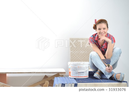 Young beautiful woman sits and thinks of repair Young beautiful woman sits and thinks of repair 31933076