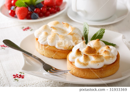 Delicious tart with lemon curd and meringue 31933369