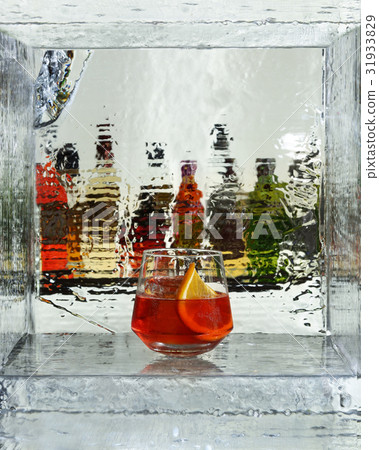 Red cocktail with a slice of orange. Close up 31933829