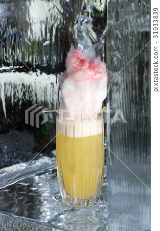 Cocktail with fairy floss. Close up 31933839