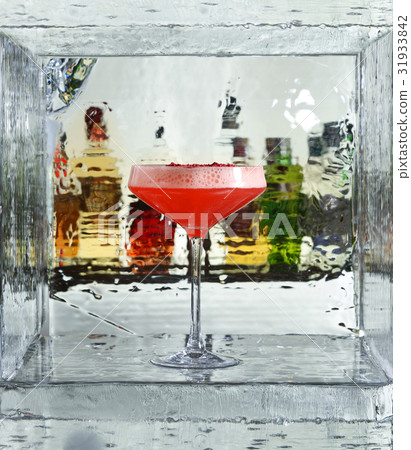 Raspberry cocktail in the transparent cube. Close 31933842