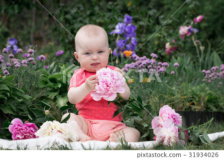 Little girl is playing with flowers, Little girl is playing with flowers, 31934026