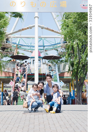 4 people family, family trip, theme park, amusement park 4 people family, family trip, theme park, amusement park 31934967