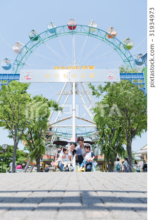 4 people family, family trip, theme park, amusement park 31934973