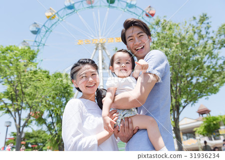 3 people family, family trip, theme park, amusement park 31936234