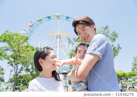 3 people family, family trip, theme park, amusement park 31936278