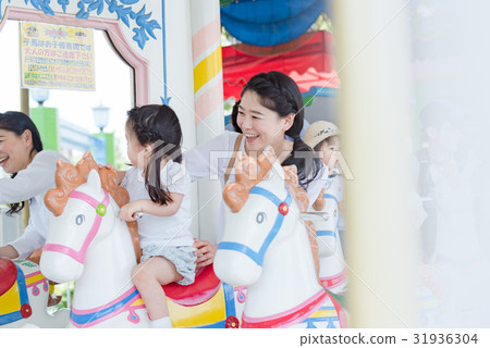 家庭旅行,家庭旅行,主題公園,遊樂園,旋轉木馬 家庭旅行,家庭旅行,主題公園,遊樂園,旋轉木馬 31936304