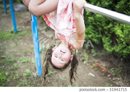 女孩在玩鐵棒 女孩在玩鐵棒 31941715