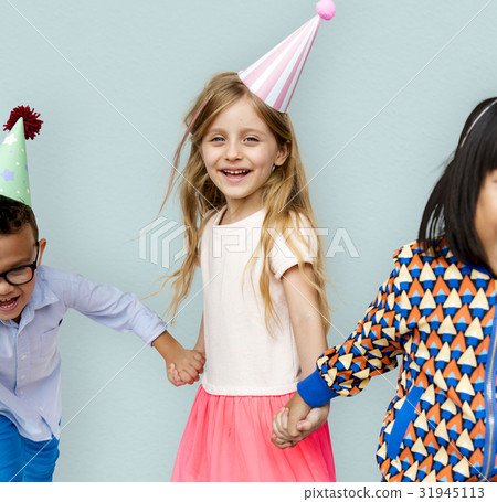 Diverse Group Of Kids Holding Hands in Festive Hat 31945113