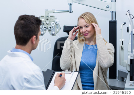 Optometrist consulting female patient Optometrist consulting female patient 31946190