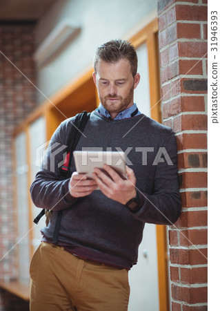 Mature student using digital tablet 31946393