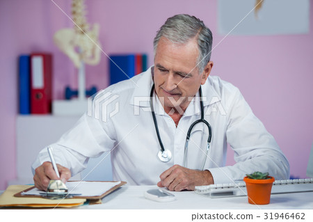 Physiotherapist writing on clipboard Physiotherapist writing on clipboard 31946462