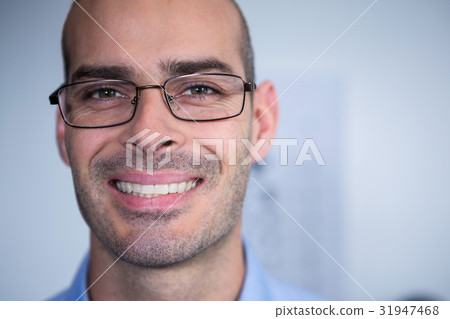 Optometrist wearing spectacles in ophthalmology clinic 31947468