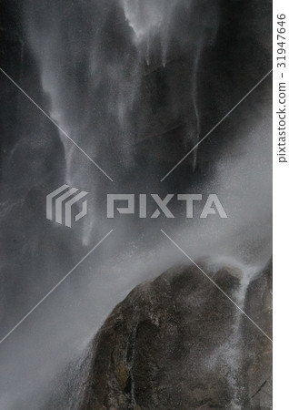 Lower Yosemite Falls 31947646
