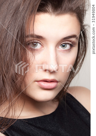 Beautiful young woman Beautiful young woman 31949804