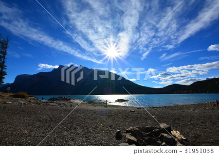 Autumn-falling Lake Mineka 31951038