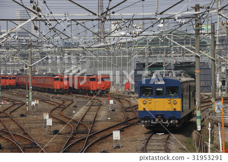 Kiha 40 and Kumoya 145 at the Shimonoseki General Rolling Stock Center Hiroshima Branch 31953291