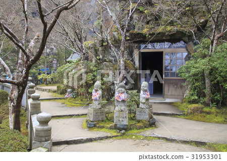 At Miyajima Omotoyama Daishoin (Wandering Cave) At Miyajima Omotoyama Daishoin (Wandering Cave) 31953301