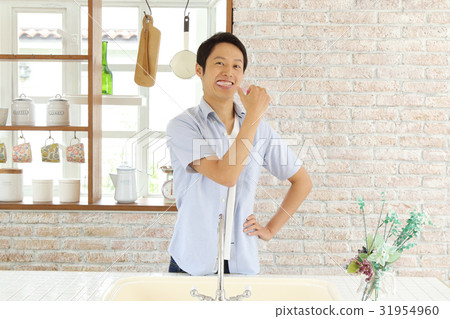 一個男人刷牙 一個男人刷牙 31954960