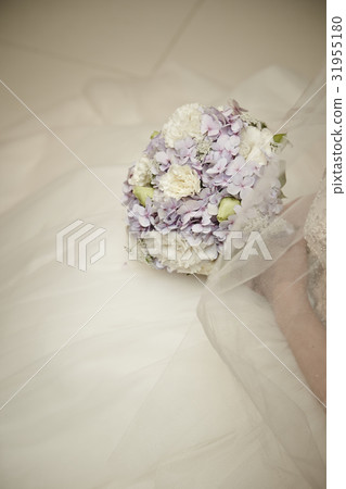  Bride with a bouquet 31955180