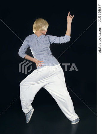 Teenage girl dancing hip-hop in the darkness 31956687