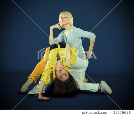 Teenagers dancing breakdance in action 31956688