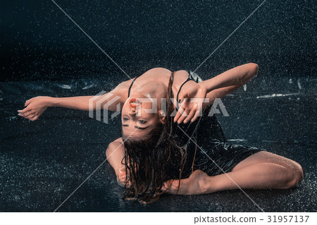 The young beautiful modern dancer dancing under The young beautiful modern dancer dancing under 31957137