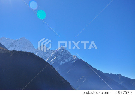 lobche and sulight flare from everest trek 31957579
