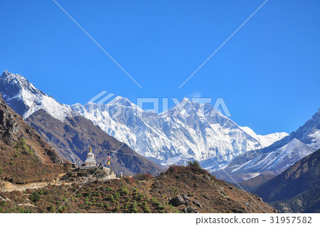 lobche and amadablam from everest trek 31957582