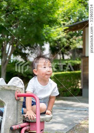 男孩在公園裡玩 31960554