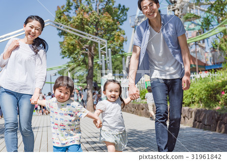 4人家庭，家庭旅行，主題公園，遊樂園 31961842