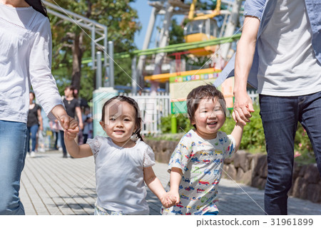 4人家庭，家庭旅行，主題公園，遊樂園 31961899
