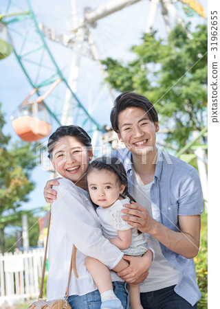 3 people family, family trip, theme park, amusement park 31962655