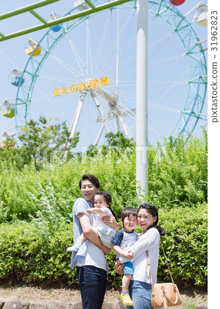 4人家庭，家庭旅行，主題公園，遊樂園 31962823
